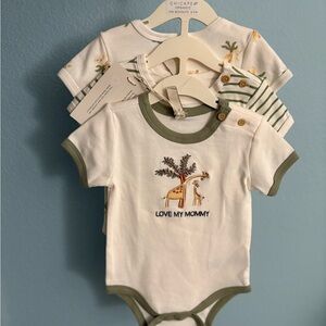 3pack Baby Onesie with Giraffe